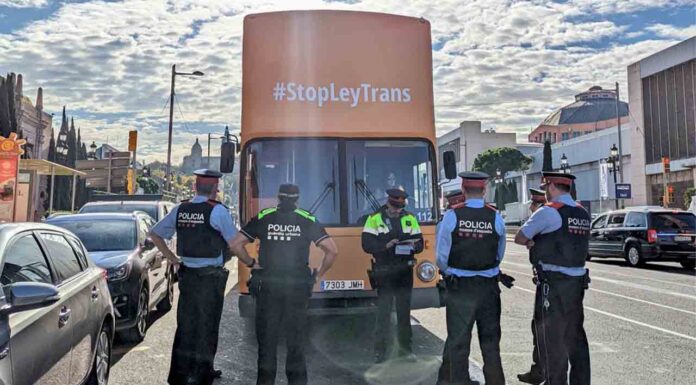 Multa a Hazte Oír de 20.000 euros por el bus transfóbico Los Mossos inmovilizan el bus Hazte Oír contra la ley trans