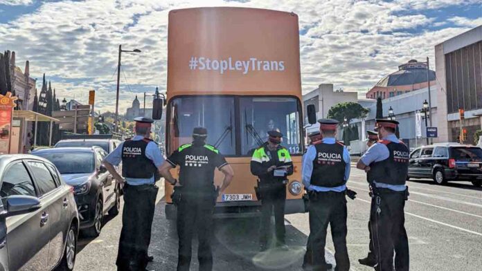 Los Mossos inmovilizan el bus Hazte Oír contra la ley trans