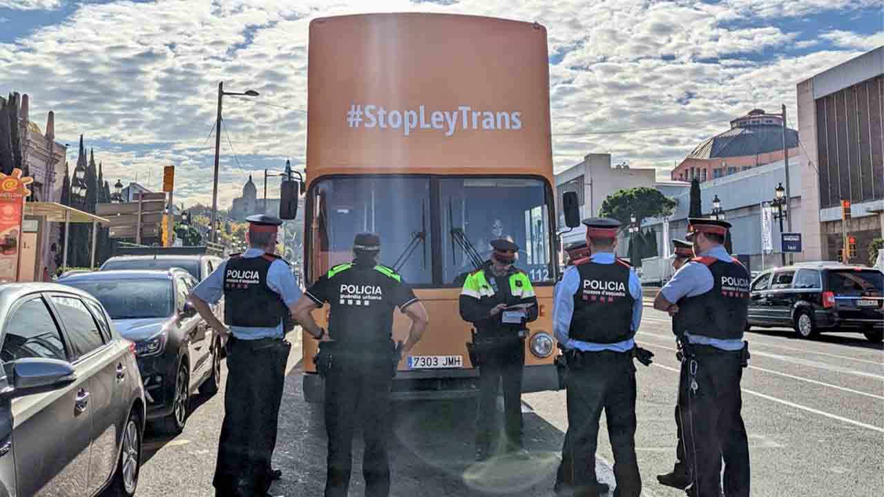 Los Mossos inmovilizan el bus Hazte Oír contra la ley trans
