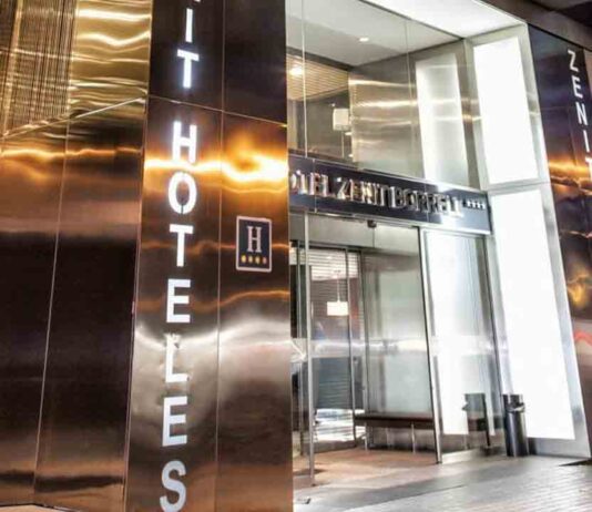 Muere un hombre en un incendio en un hotel de la calle Comte Borrell Muere un hombre en un incendio en un hotel de la calle Comte Borrell