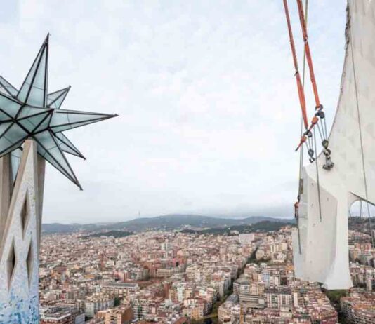 La Sagrada Familia coloca las piezas que coronarán las torres de los evangelistas Lluc y Marc La Sagrada Familia coloca las piezas que coronarán las torres de los evangelistas Lluc y Marc