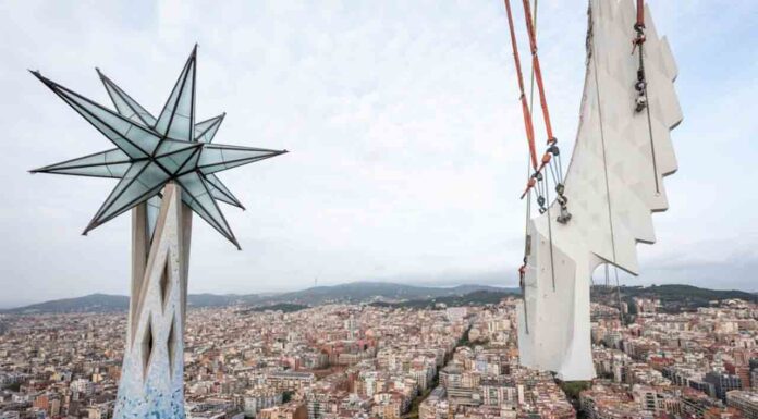 La Sagrada Familia coloca las piezas que coronarán las torres de los evangelistas Lluc y Marc La Sagrada Familia coloca las piezas que coronarán las torres de los evangelistas Lluc y Marc