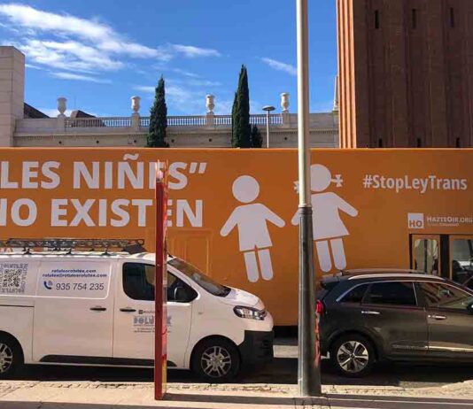 Los Mossos inmovilizan el bus Hazte Oír contra la ley trans Los Mossos inmovilizan el bus Hazte Oír contra la ley trans