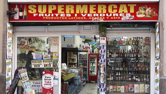 Los supermercados de 10 calles de Ciutat Vella cerrarán a las 10 de la noche