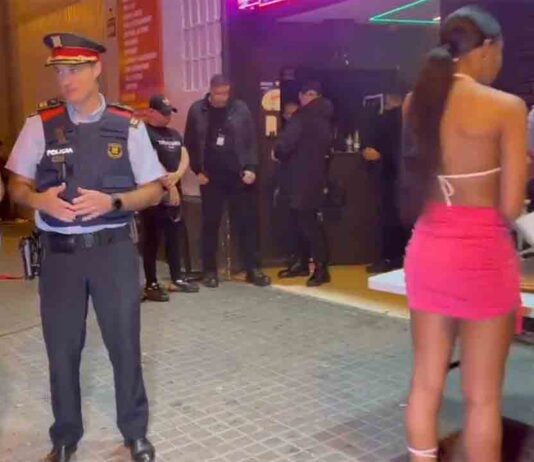 La Discoteca Brisas del Paralelo cierra sus puertas después de años de conflictos Macrodispositivo esta noche en la discoteca Brisas del Paralelo