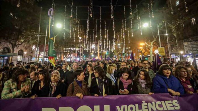 Miles de personas se movilizan en Barcelona en la manifestación del 25N