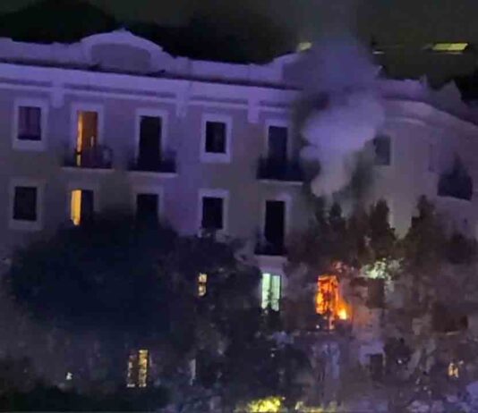 Tres heridos leves por un incendio en un bloque de viviendas del Eixample Tres heridos leves por un incendio en un bloque de viviendas del Eixample