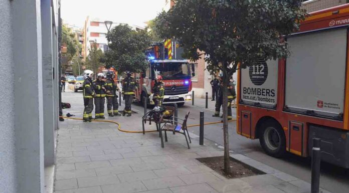 Un herido leve por el incendio de un piso en La Sagrera Un herido leve por el incendio de un piso en La Sagrera