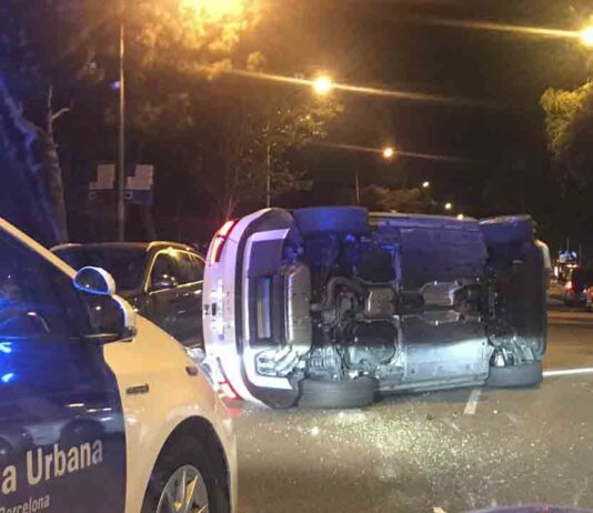 Una mujer herida grave al volcar su coche en Vía Augusta Una mujer herida grave al volcar su coche en Vía Augusta