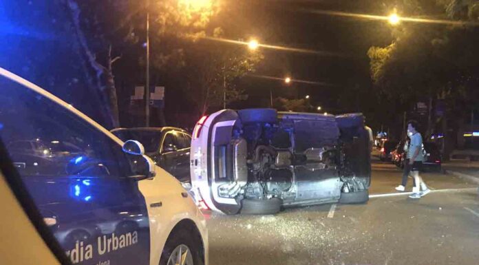 Una mujer herida grave al volcar su coche en Vía Augusta Una mujer herida grave al volcar su coche en Vía Augusta