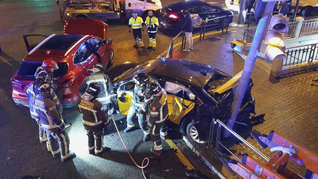 Tres heridos en un accidente en Vía Augusta entre un taxi y un turismo