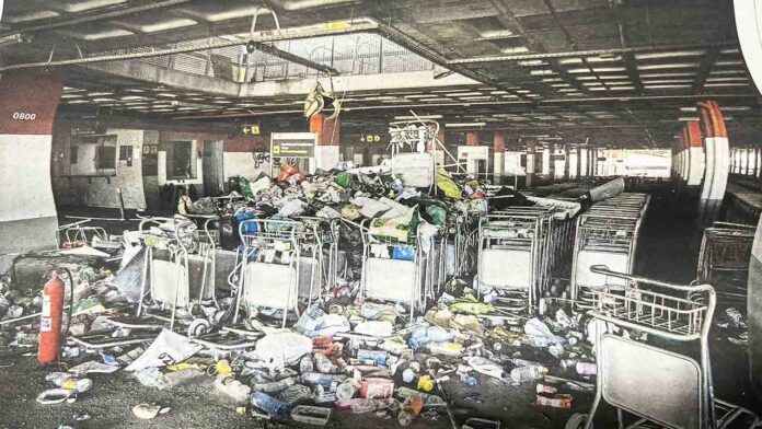Aena limpia el parking abandonado de la Terminal 2 del Aeropuerto