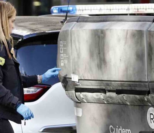 Prisión para uno de los detenidos por el muerto en el contenedor del Eixample Dos detenidos por el caso del cadáver encontrado en un contenedor del Eixample