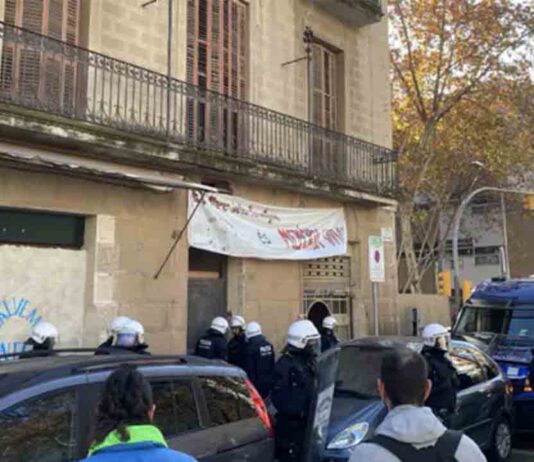 La Guàrdia Urbana desaloja un edificio en Les Corts La Guàrdia Urbana desaloja un edificio en Les Corts
