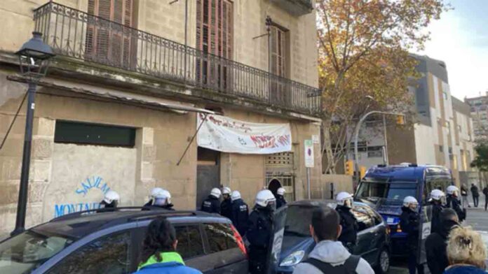 La Guàrdia Urbana desaloja un edificio en Les Corts