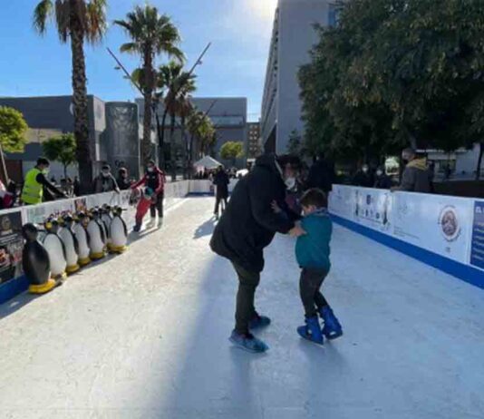 Nou Barris instala una pista de hielo navideña en los Jardines de Can Xiringoi Nou Barris instala una pista de hielo navideña en los Jardines de Can Xiringoi