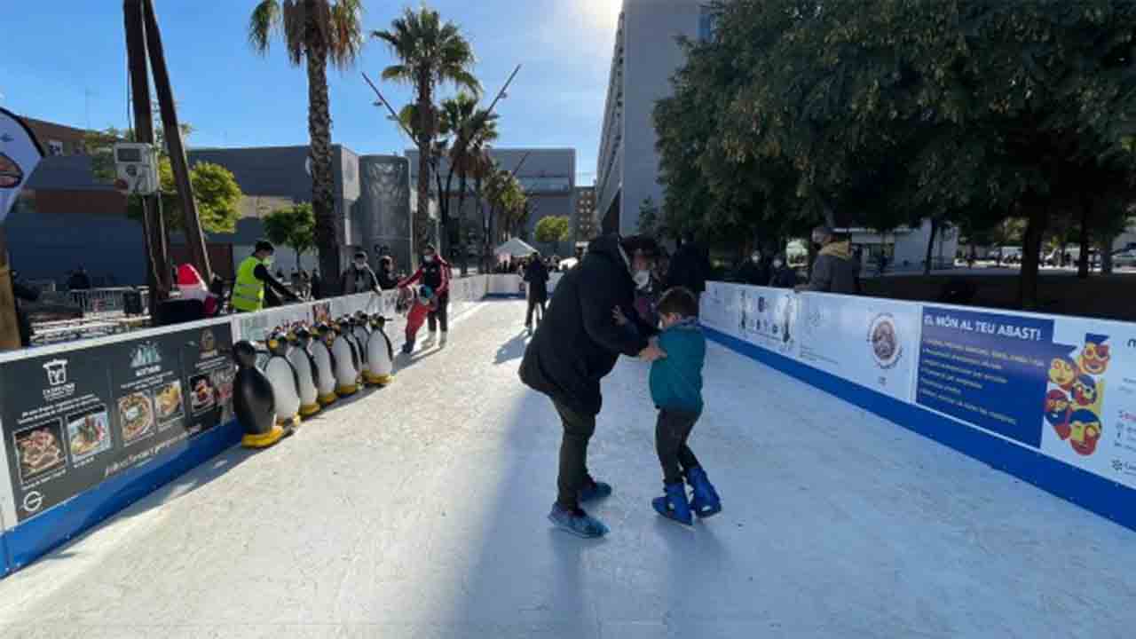 Nou Barris instala una pista de hielo navideña en los Jardines de Can Xiringoi