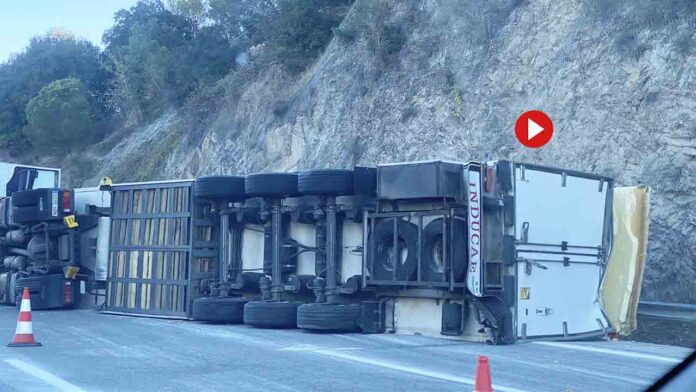 Sin heridos en el vuelco de un camión en la AP-7, a la altura de Sant Celoni