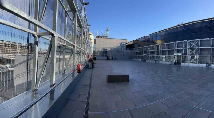 El Aeropuerto de El Prat abre su primera terraza al aire libre en la T2 El Aeropuerto de El Prat abre su primera terraza al aire libre en la T2