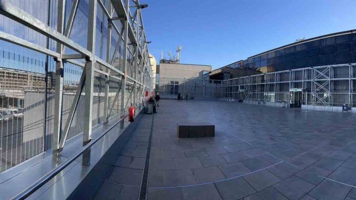 El Aeropuerto de El Prat abre su primera terraza al aire libre en la T2