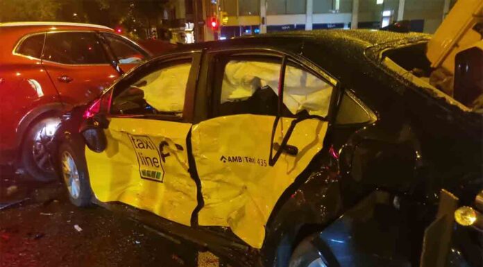 Tres heridos en un accidente en Vía Augusta entre un taxi y un turismo Tres heridos en un accidente en Vía Augusta entre un taxi y un turismo