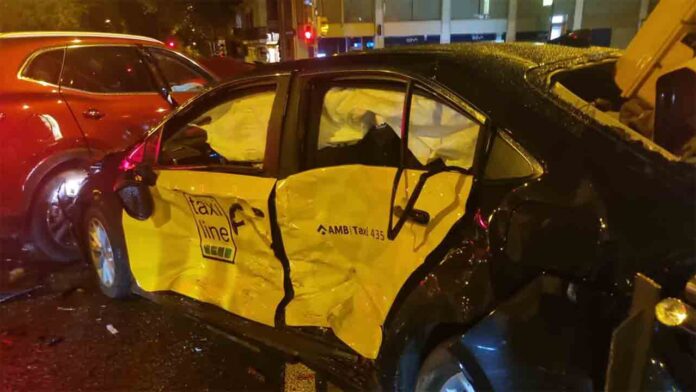 Tres heridos en un accidente en Vía Augusta entre un taxi y un turismo
