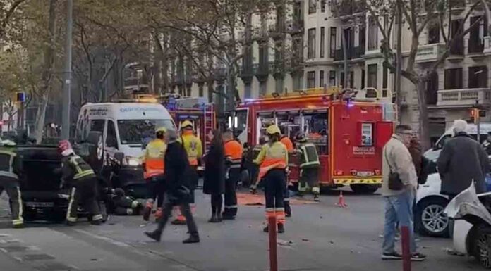 Tres vehículos implicados en una accidente en Gran Via Tres vehículos implicados en una accidente en Gran Via