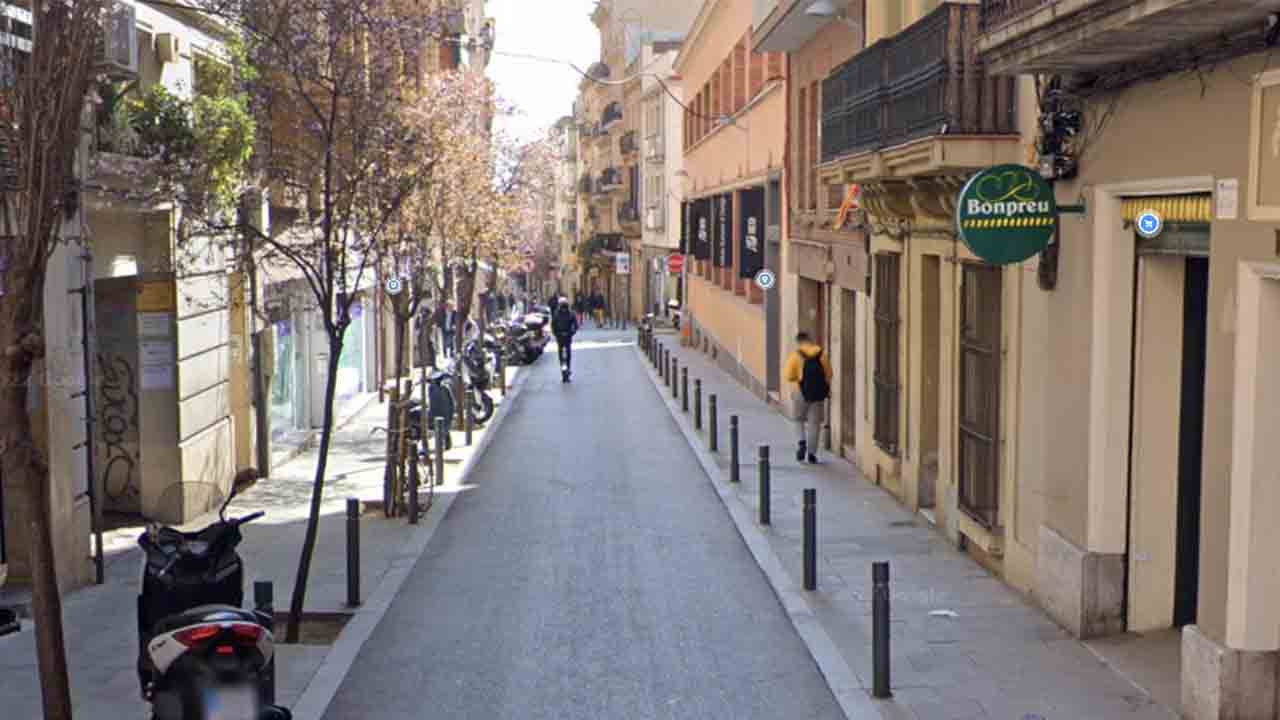 Muere un hombre atropellado por un camión en Gràcia