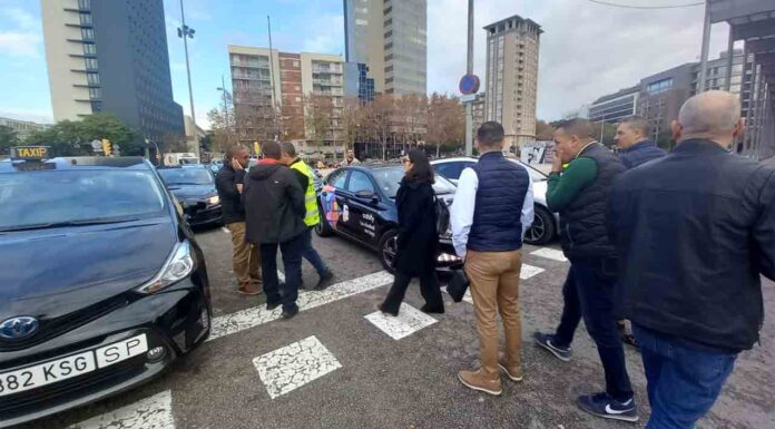 Concentración de taxistas en la estación de Sants contra los VTC Concentración de taxistas en la estación de Sants contra los VTC