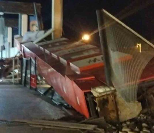 El viento tumba una columna de 20 metros del Màgic Badalona El viento tumba una columna de 20 metros del Màgic Badalona
