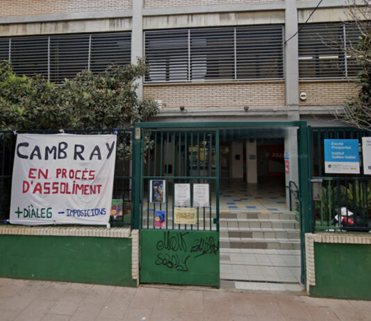 Investigan a tres menores por agredir a un profesor en Nou Barris Investigan a tres menores por agredir a un profesor en Nou Barris