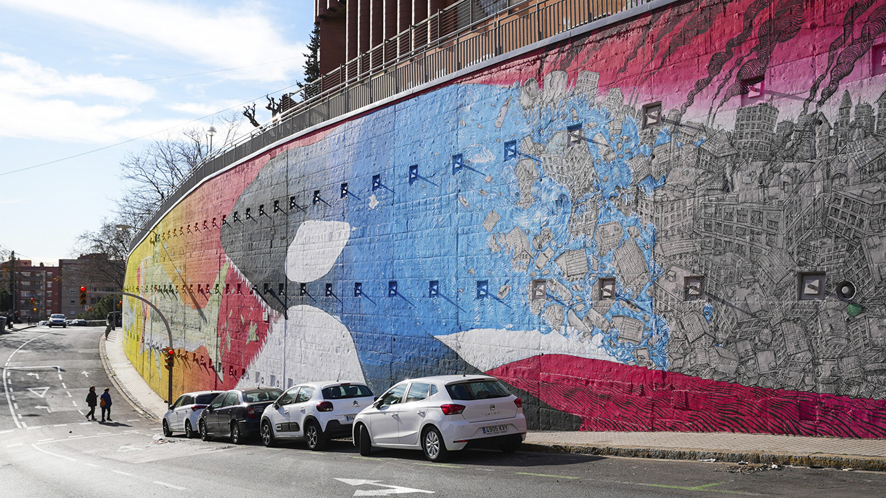 El Carmel recupera el mural del artista urbano BLU