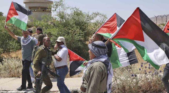 Concentración para que el Ayuntamiento rompa el hermanamiento con Tel Aviv Concentración para que el Ayuntamiento rompa el hermanamiento con Tel Aviv