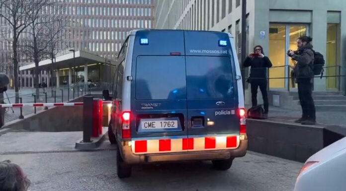 Prisión sin fianza para Dani Alves, acusado de violación a una chica en la discoteca Sutton Prisión sin fianza para Dani Alves, acusado de violación a una chica en la discoteca Sutton