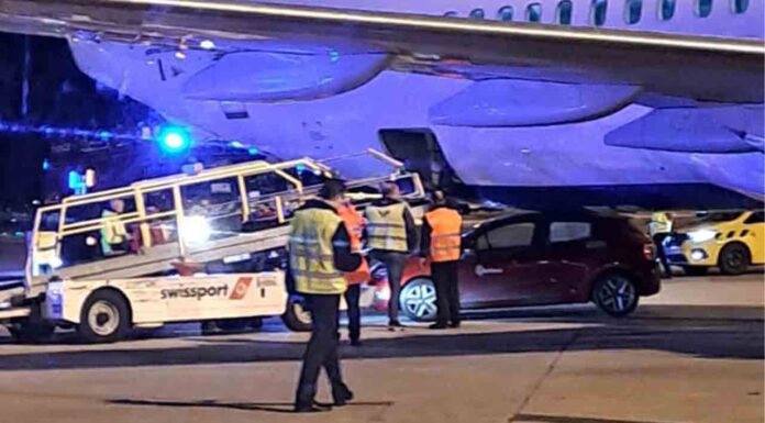 Un coche queda atrapado debajo de un avión en el Aeropuerto de El Prat Un coche queda atrapado debajo de un avión en el Aeropuerto de El Prat