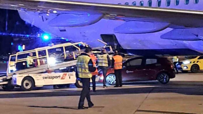 Un coche queda atrapado debajo de un avión en el Aeropuerto de El Prat
