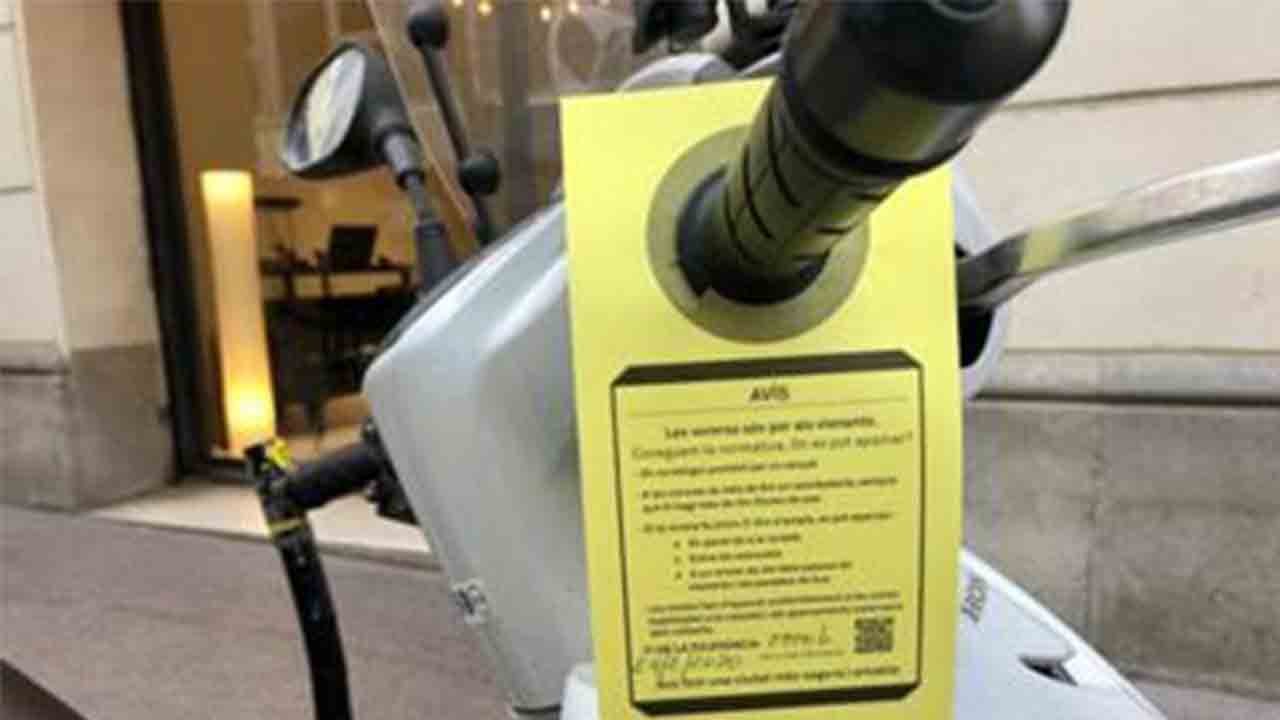 Informadores sobre la prohibición de aparcar las motos en la Superilla del Eixample