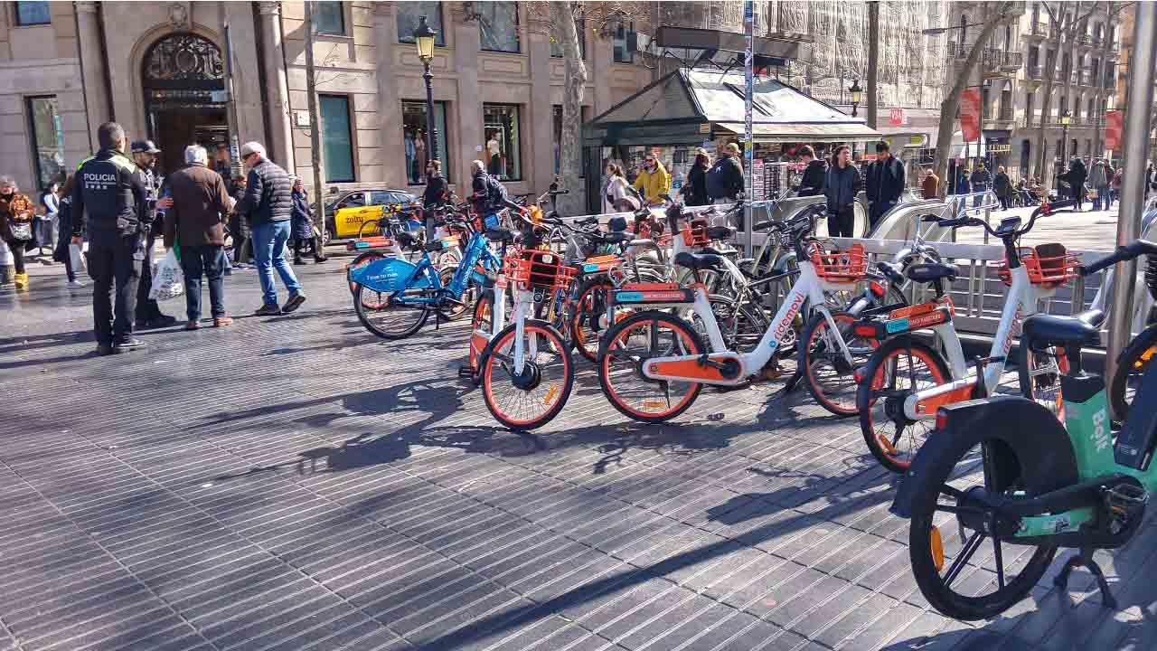 El Ayuntamiento retira las bicicletas compartidas mal estacionadas