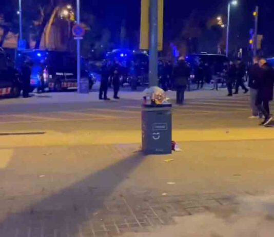 Dos heridos leves en una pelea entre aficionados cerca del Camp Nou Dos heridos leves en una pelea entre aficionados cerca del Camp Nou