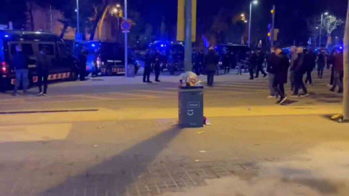 Dos heridos leves en una pelea entre aficionados cerca del Camp Nou