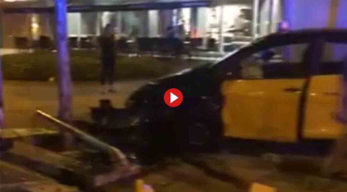 Espectacular accidente de un VTC en la Avenida Diagonal contra un taxi Espectacular accidente de un VTC en la Avenida Diagonal contra un taxi