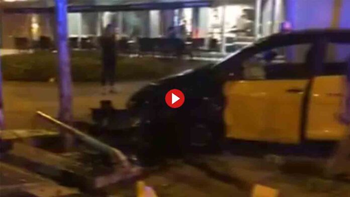 Espectacular accidente de un VTC en la Avenida Diagonal contra un taxi
