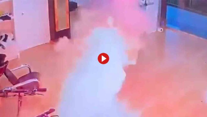 Explota un patinete eléctrico dentro de una peluquería en Gavà