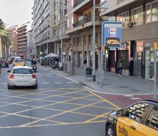 El atestado del motorista que murió en Travessera de Dalt culpa a la Guàrdia Urbana Fallece un motorista tres días después de sufrir un accidente con la Guàrdia Urbana