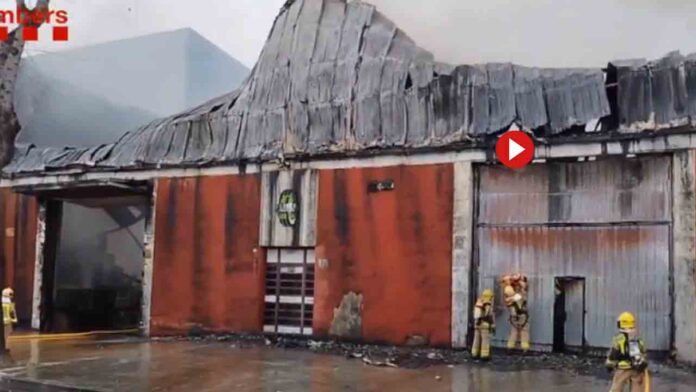 Incendio en una nave de neumáticos de Sant Boi