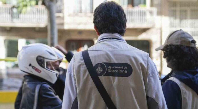 Informadores sobre la prohibición de aparcar las motos en la Superilla del Eixample Informadores sobre la prohibición de aparcar las motos en la Superilla del Eixample