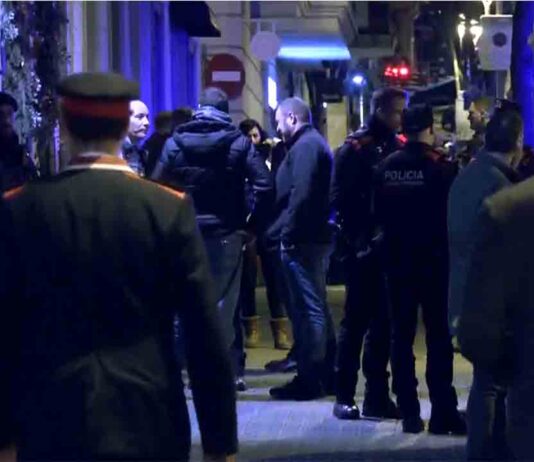 Liberados dos rehenes secuestrados en un piso de la calle Amigó Liberados dos rehenes secuestrados en un piso de la calle Amigó