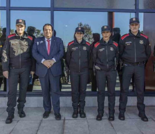 Los Mossos d’Esquadra cambian el uniforme después de casi 40 años Los Mossos d'Esquadra cambian el uniforme después de casi 40 años