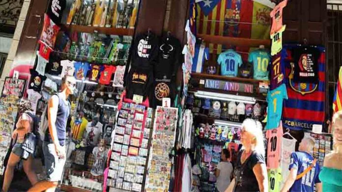 Más control en Ciutat Vella contra las tiendas de souvenirs ilegales