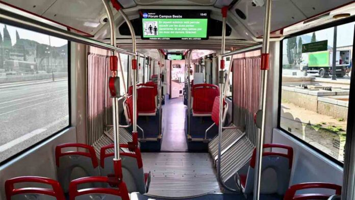 Nuevas pantallas en los bus de TMB con más información